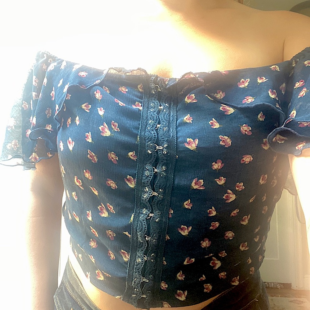 Cropped corset top 💙🌸🌷Cold shoulder ruffles corset in blue floral size L